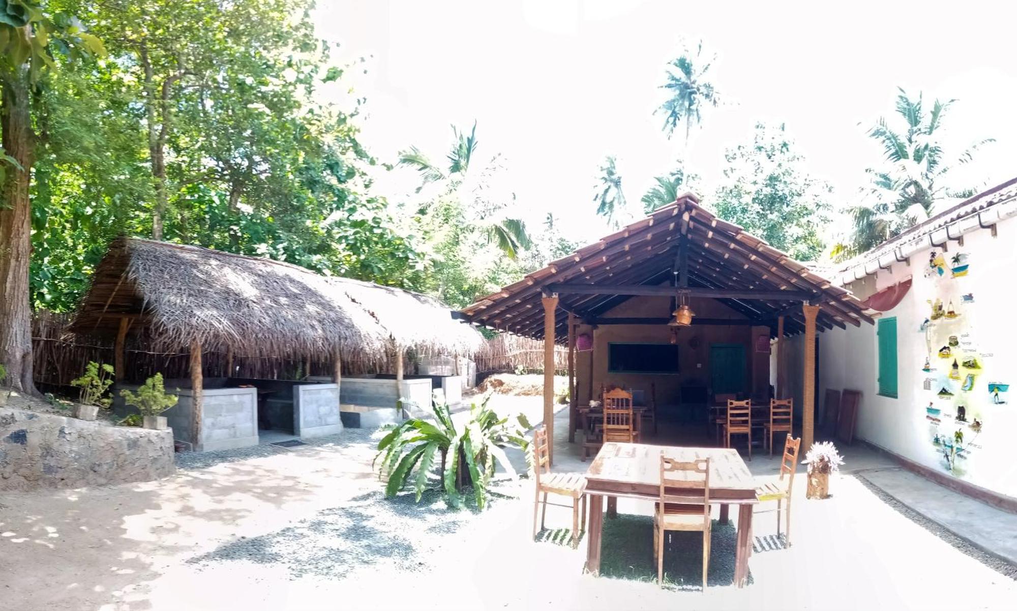 Lazy Monkey Surfhostel - Sri Lanka Dickwella Exterior photo